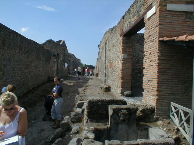 I.14 Fountain on Via di Castricio looking west 
with Street Altar by I.13.10