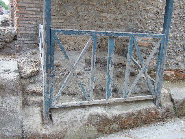 Street altar by I.13.10