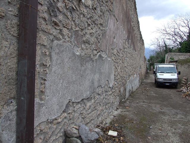 Plaster on side wall of I.16.4.  Was this the site of the street altar?