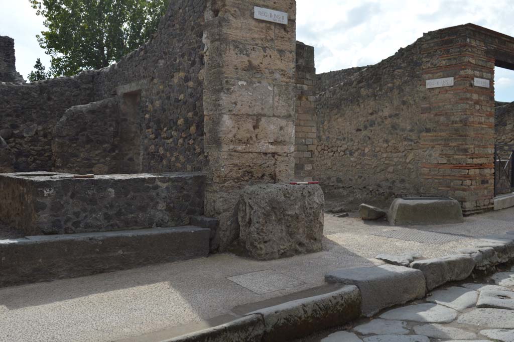 Street altar outside II.2.1 Pompeii. October 2018. Looking south-west towards street altar and Vicolo di Octavius Quarto.
Foto Taylor Lauritsen, ERC Grant 681269 DCOR.

