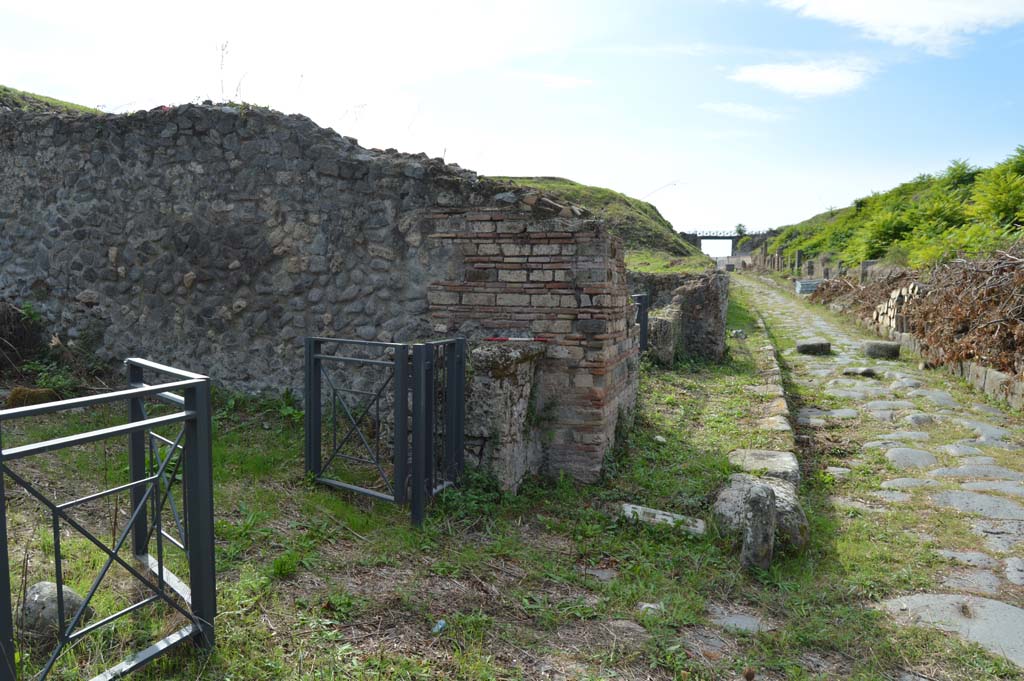 III.10.6 Pompeii. October 2018. Looking west on Via di Nola towards street altar on north-east corner of Insula III.10.
Foto Taylor Lauritsen, ERC Grant 681269 DCOR.


