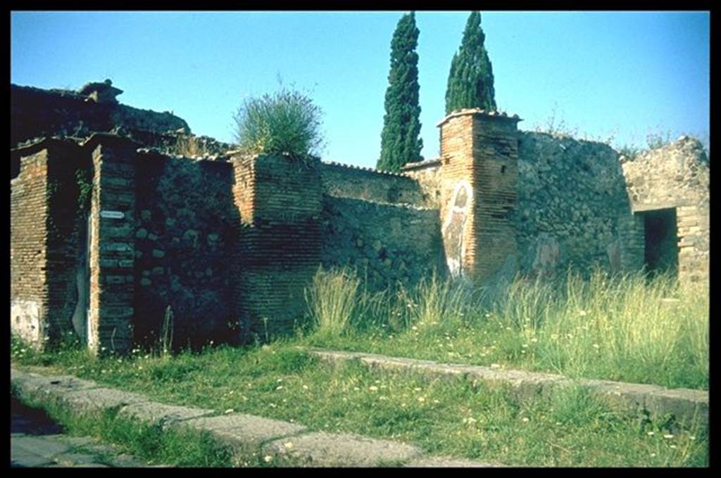 VI.1.13 Pompeii.  North wall, and possible site of street altar.  Photographed 1970-79 by Gnther Einhorn, picture courtesy of his son Ralf Einhorn.

