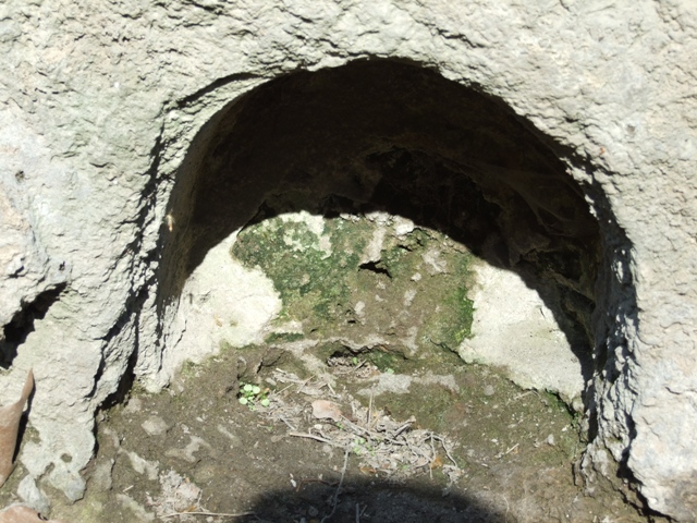 The two niches and area excavated in red.