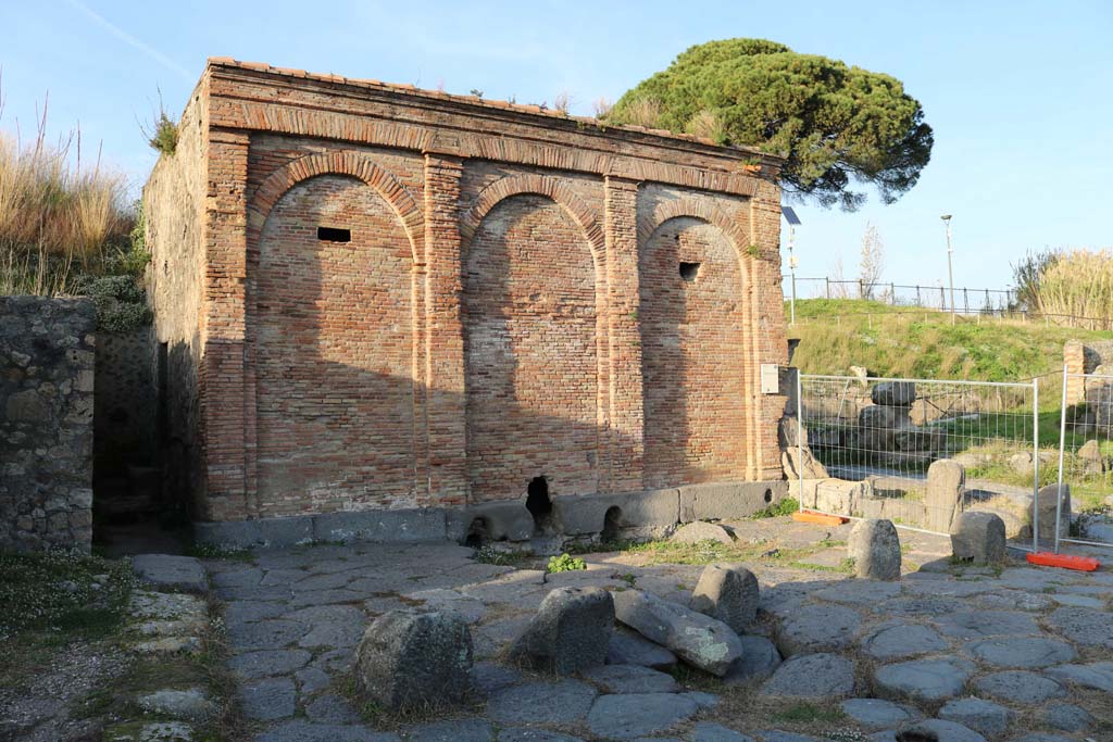 Castellum Aquae Pompeii. May 2015. Looking north from Vicolo dei Vettii.
Photo courtesy of Buzz Ferebee.
