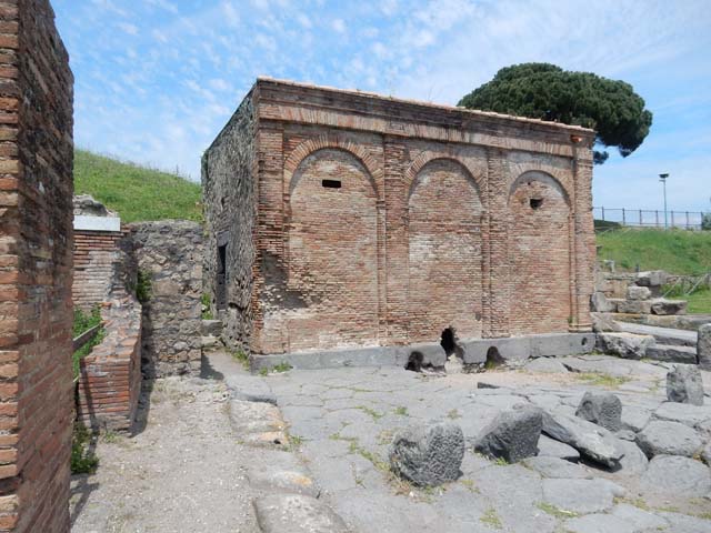 Castellum Aquae Pompeii. April 2015. Looking north from Vicolo dei Vettii.
Photo courtesy of Sharon M. Wolf. 
