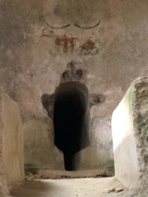 Castellum Aquae Pompeii. May 2015. Three outlets “h” for pipes from water tower.
Photo courtesy of Buzz Ferebee.
