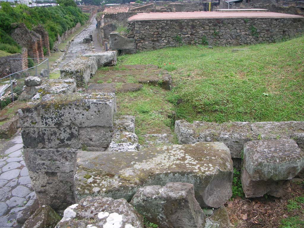 Castellum Aquae Pompeii. April 2015. Looking west along water channel.
Photo courtesy of Sharon M. Wolf.
