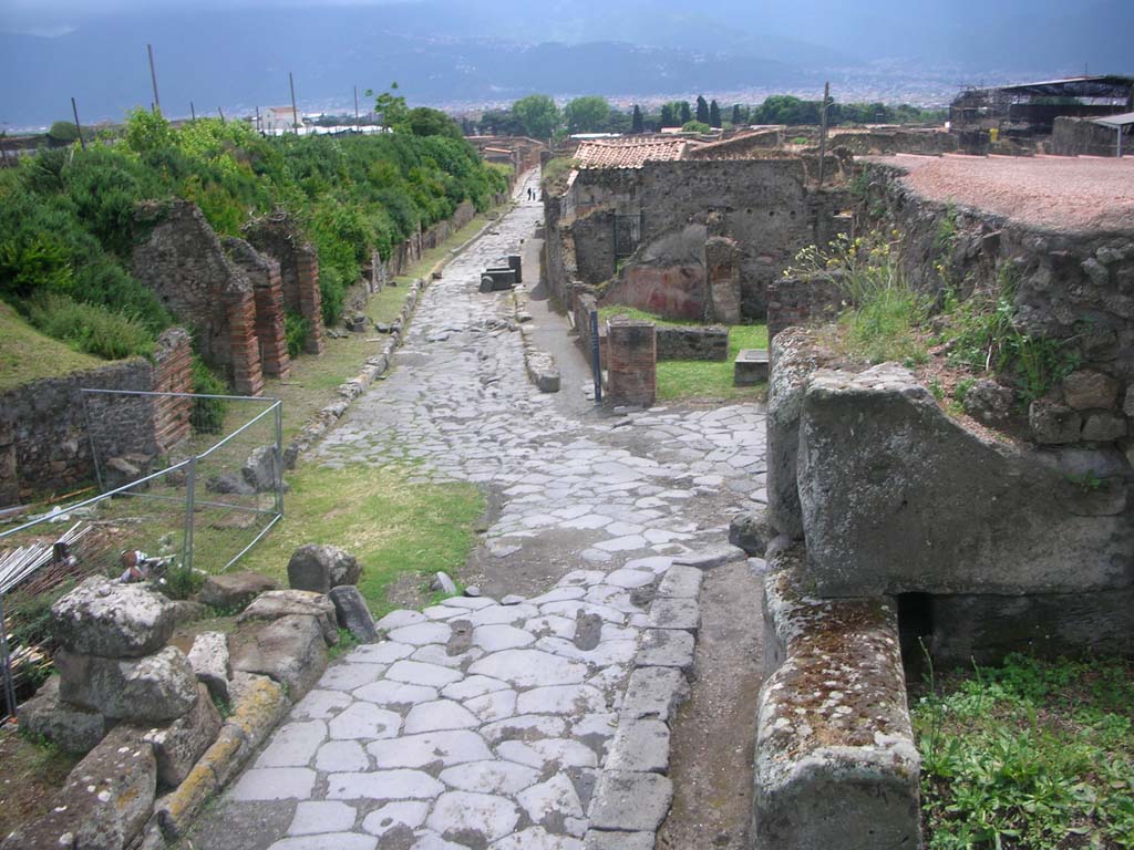 Castellum Aquae Pompeii. July 2012. Looking towards west side along water channel.
Photo courtesy of Sharon M. Wolf.
