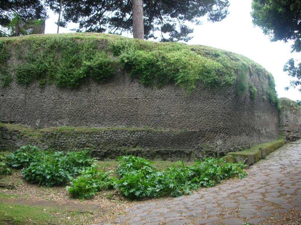 Near Nola Gate, Pompeii. May 2010. City walls on south side of gate, at east end. Photo courtesy of Ivo van der Graaff.

