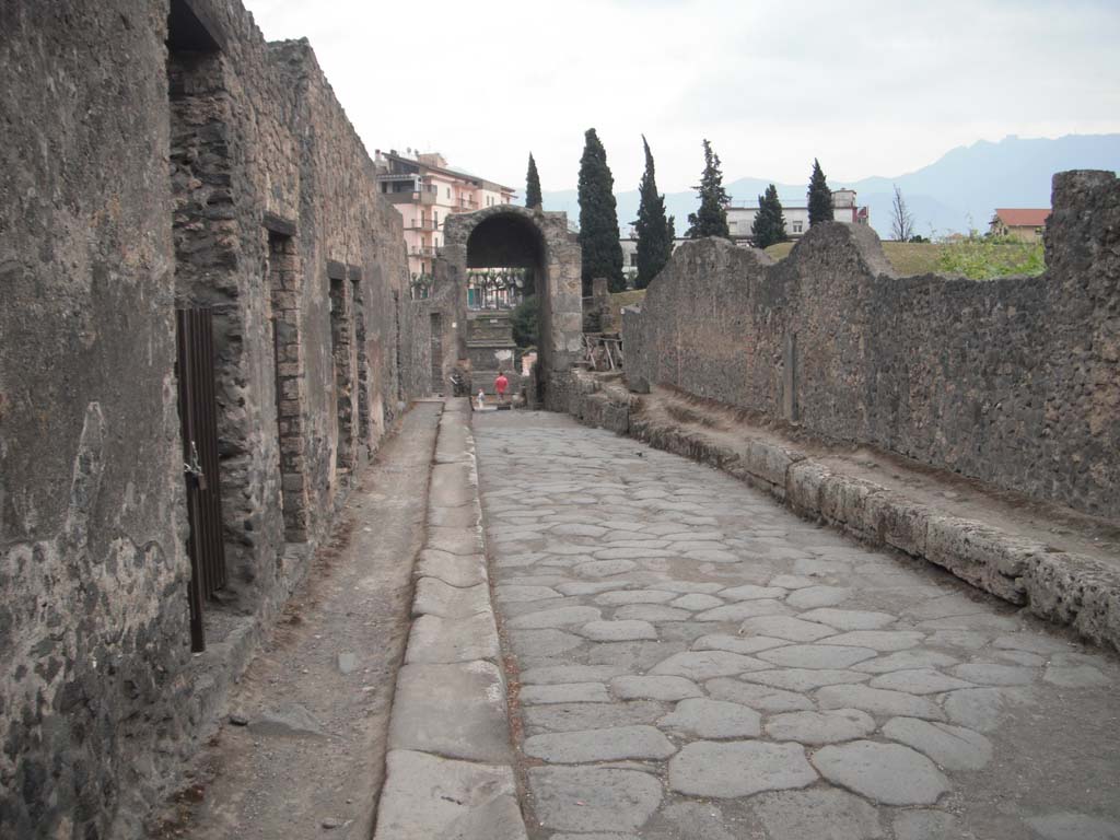 Porta di Nocera or Nuceria Gate, Pompeii. May 2011. Looking south to gate on Via di Nocera. Photo courtesy of Ivo van der Graaff.