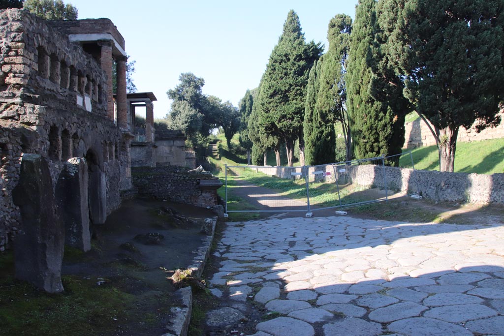 Via delle Tombe, Pompeii. October 2022. Looking west from junction with Via di Nocera. Photo courtesy of Klaus Heese.