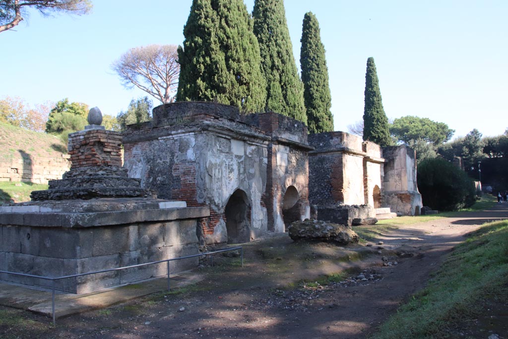Via delle Tombe, Pompeii. October 2022. 
Looking north-east towards tombs, from junction with Via di Nocera. Photo courtesy of Klaus Heese.
