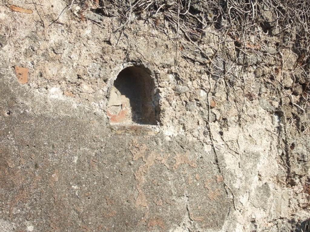 VII.12.11 Pompeii. September 2005. Niche on east wall.
According to Boyce, in the east wall of the workshop was an arched niche (h.0.33, w.0.35, d.0.22, h. above floor 1.55).
Its inside walls were coated with red stucco.
See Boyce G. K., 1937. Corpus of the Lararia of Pompeii. Rome: MAAR 14. (p.70, no.315) 
