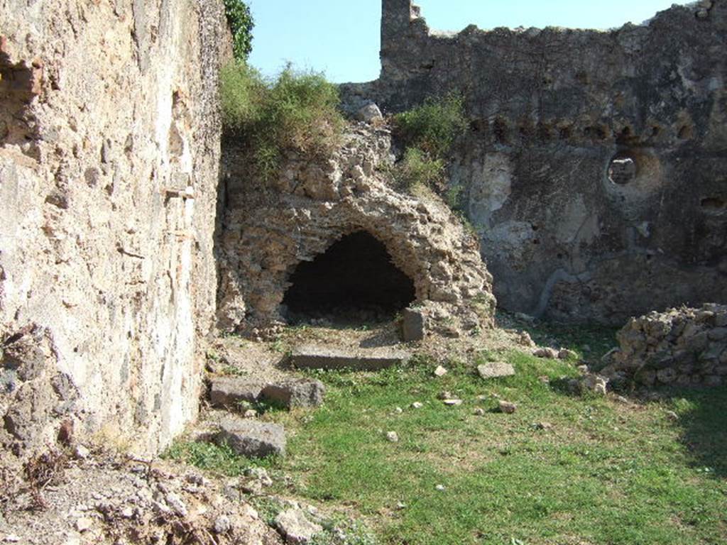 VII.12.13 Pompeii. September 2005. Oven in south-east corner. According to Fiorelli, also found was a cupboard for the bread, and an enclosure that seemed to have been used as a stable.
See Pappalardo, U., 2001. La Descrizione di Pompei per Giuseppe Fiorelli (1875). Napoli: Massa Editore. (p.111)
According to Garcia y Garcia, on display in the antiquarium prior to the 1943 bombing was the skeleton of a rabbit which had been found near the oven in VII.12.13.
See Garcia y Garcia, L., 2006. Danni di guerra a Pompei. Rome: L’Erma di Bretschneider. (p.195)
