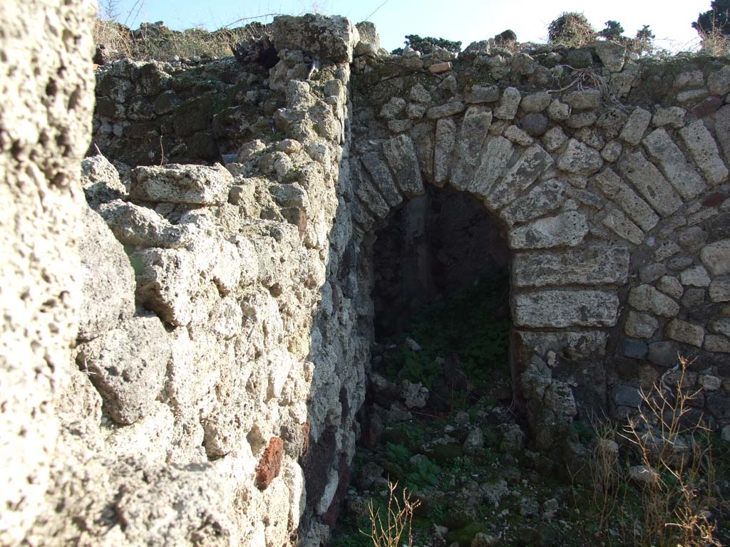 VII.16.13 Pompeii. December 2007. Room 29, arched recess in south wall.