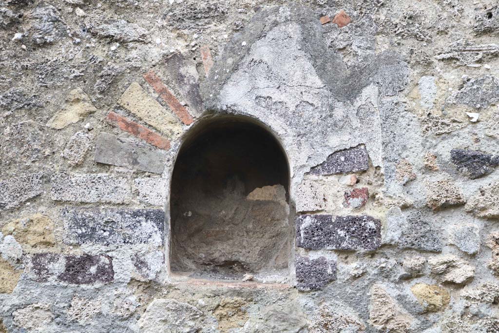 VIII.4.4 Pompeii. December 2018. Room 7, detail of niche in east wall. Photo courtesy of Aude Durand.