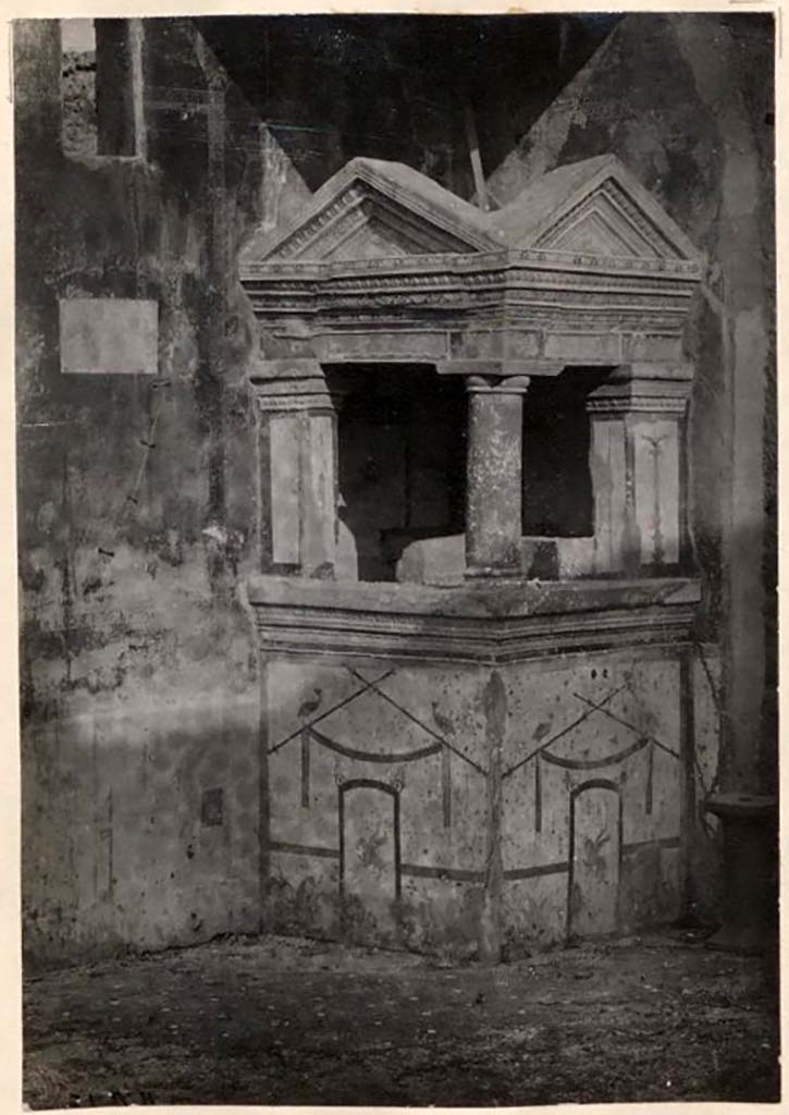 IX.1.22 Pompeii. Pre-1931. 
Room 1, lararium in south-west corner, showing painted rectangular panel on east wall.
1931.2456. Photo © Deutsches Archäologisches Institut, Abteilung Rom, Arkiv. 
See Warscher, T. Codex Topographicus Pompeianus, IX.1. (1943), Swedish Institute, Rome. (no.117), p. 201.
