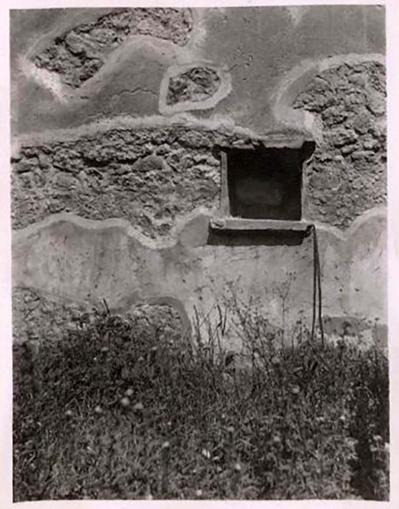 IX.2.5 Pompeii. Pre-1943. North wall of garden with niche lararium. Photo by Tatiana Warscher.
See Warscher, T. Codex Topographicus Pompeianus, IX.2. (1943), Swedish Institute, Rome. (no.15.), p. 36.
