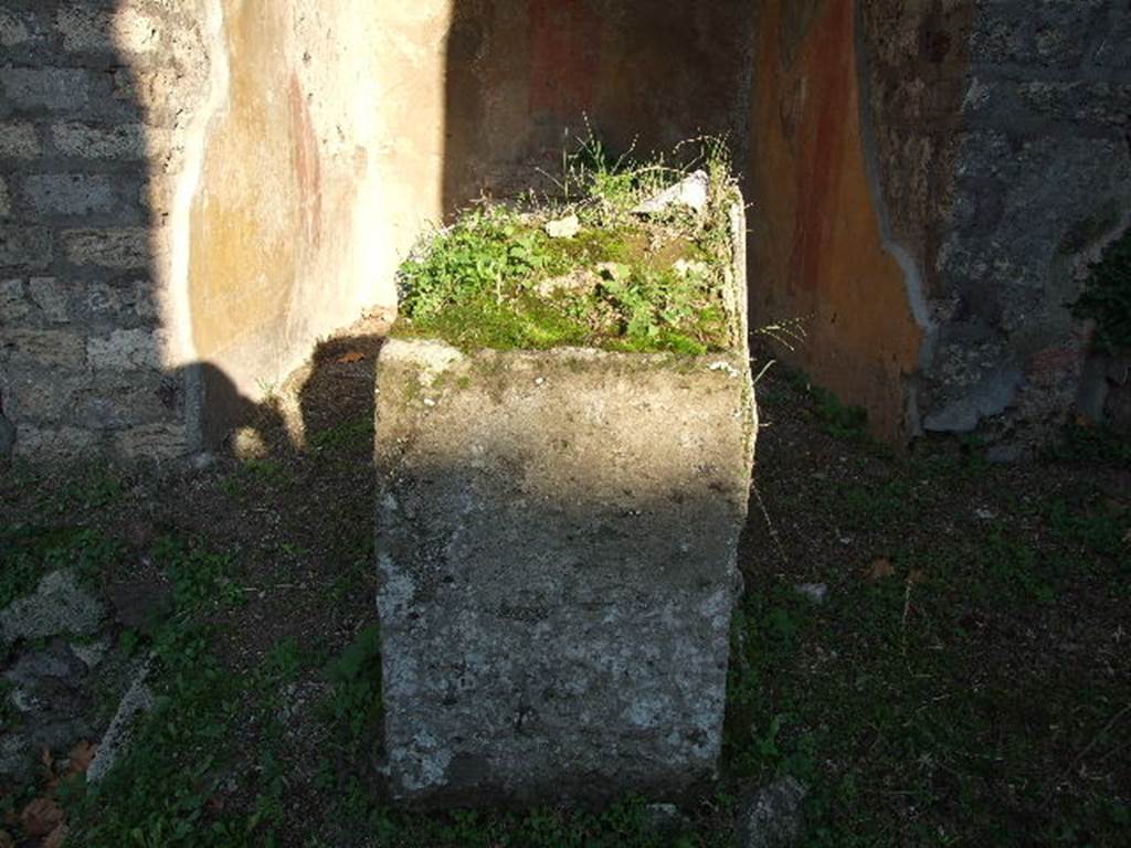 HGE12 Pompeii. December 2006. Masonry altar, coated with stucco. According to Boyce, this was ornamented with figures in painted stucco relief on all sides. On the front, a popa held a knife in his right hand, and grasped a hog wearing a red girdle with his left hand. On the left side, a skyphos stood on a reddish base. On the right side, a club leaning against a base could be seen. On the rear, was a cock. See Boyce G. K., 1937. Corpus of the Lararia of Pompeii. Rome: MAAR 14.  (p.97, no.479)