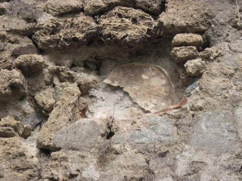 1.2.6 Pompeii. September 2010. Detail of niche on upper floor north wall.
This can be seen on the east (right) of the steps, and would have been in the north wall of the room above the small room pictured below.
Photo courtesy of Drew Baker.
