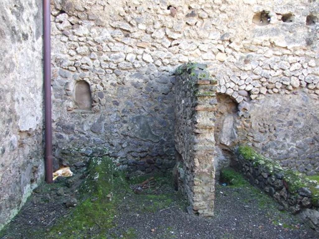 V.2.1 Pompeii. March 2009. Room 10, kitchen, and room 11, latrine. (BdI room no “v”, for both, described as “kitchen, latrine and fusorium”).