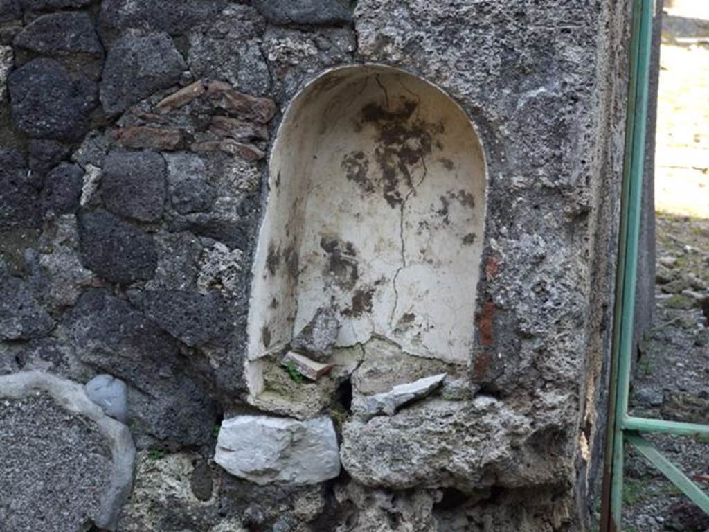 VI.2.16 Pompeii. March 2009. Niche on exterior north side of entrance.