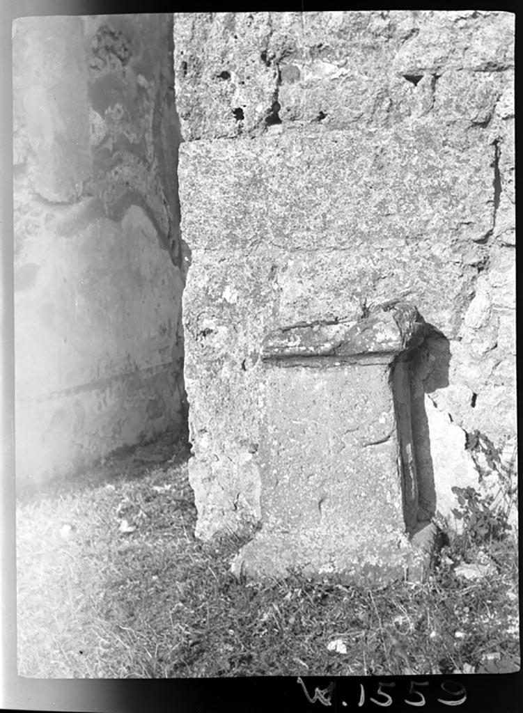 VI.11.19 Pompeii. W.1559. Altar near east side of atrium.
Photo by Tatiana Warscher. Photo © Deutsches Archäologisches Institut, Abteilung Rom, Arkiv. 
