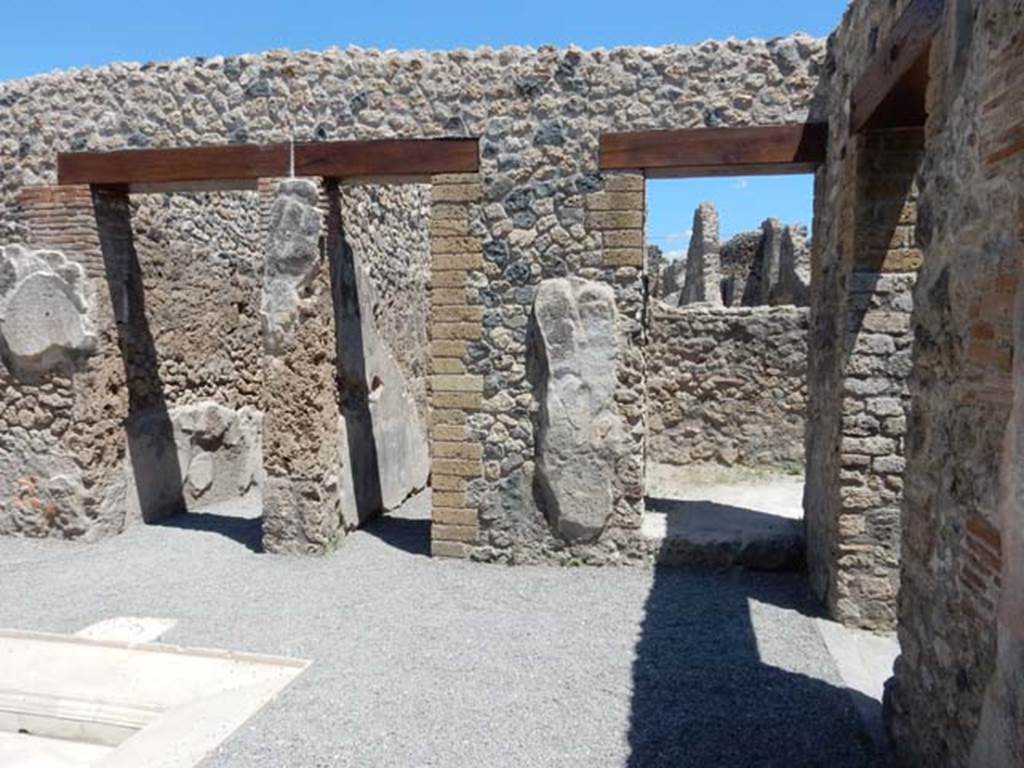 VII.1.25 Pompeii. May 2017. Looking east across atrium 24.  The corridor 23 to the entrance at VII.1.25 is on the left, followed by a doorway to a small room 25, centre, and doorway to room 26 in south-east corner of atrium.  The doorway to room 29 is to the right. Photo courtesy of Buzz Ferebee.

According to Fiorelli -
On the left, we find a cupboard, a storeroom with a painting of serpents, under which was the shelf to deposit the offerings, and the stairs to go up above: there we could read several graffiti, not least the acclamation NVMMIANO FELICITER  written in red, and written in carbon -
SIICVNDVS
RIIGIMONI
VIIII TIINIIT
FIILICITIIR
which now we can no longer see/read. There follows another cubiculum, and an ala.
(A sinistra trovansi un’apotheca, una cella penaria con la dipintura dei serpi, sotto cui lo sporto per depositarvi le offerte, e la scaletta per montare di sopra: vi si leggevano varie eipigrafi graffite, nonche l’acclamazione NVMMIANO FELICITER scitta in rosso, e col carbone –
SIICVNDVS
RIIGIMONI
VIIII TIINIIT
FIILICITIIR
che ora piu non si vede. Seguono un altro cubicolo, ed un’ ala.) 
See Pappalardo, U., 2001. La Descrizione di Pompei per Giuseppe Fiorelli (1875). Napoli: Massa Editore. (p.76)


