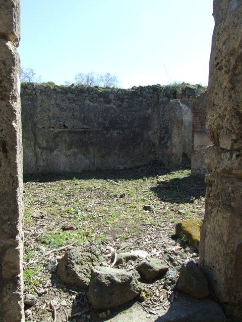I.2.15  Pompeii.  September 2005. Entrance, looking south across Atrium.