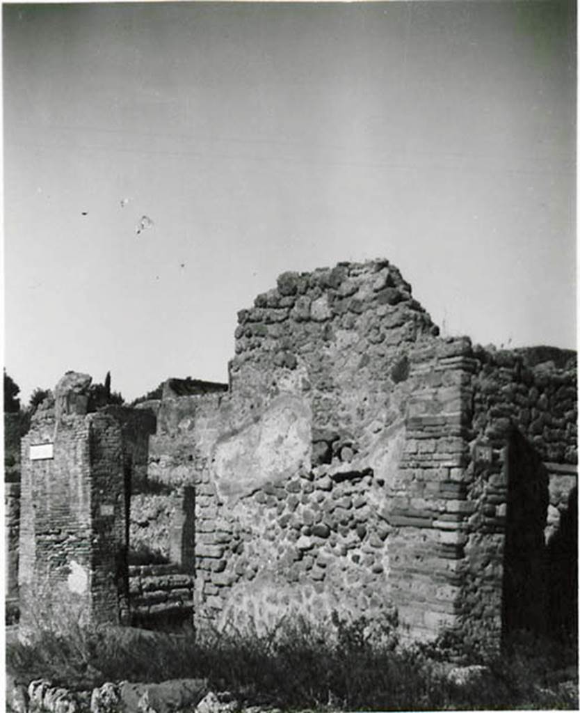 I.2.32 Pompeii. 1935 photo taken by Tatiana Warscher. Looking towards entrance doorway, on north side of Vicolo del Conciapelle. Via Stabiana can be seen on the left. The doorway to I.2.31 can be seen on the right.
See Warscher T., 1935. Codex Topographicus Pompeianus: Regio I.2. (no.65), Rome: DAIR. whose copyright it remains.
