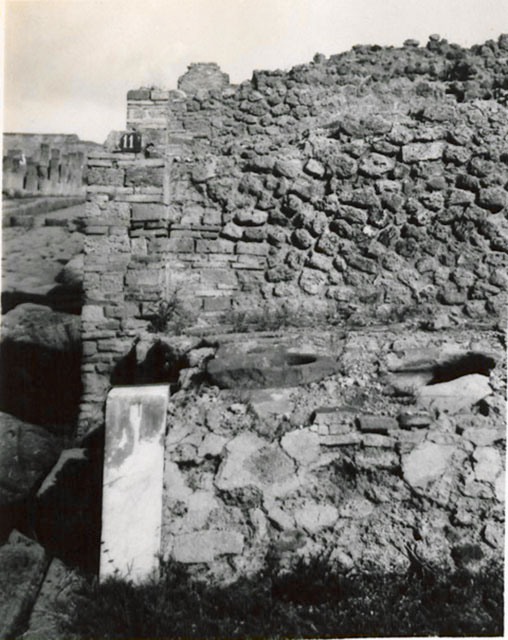 I.3.11 Pompeii.  December 2007. Counter with the remaining three of the eight dolia.