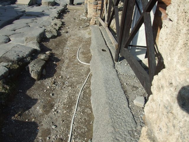 I.3.11 Pompeii.  December 2007. Small marble pillar at end of counter.