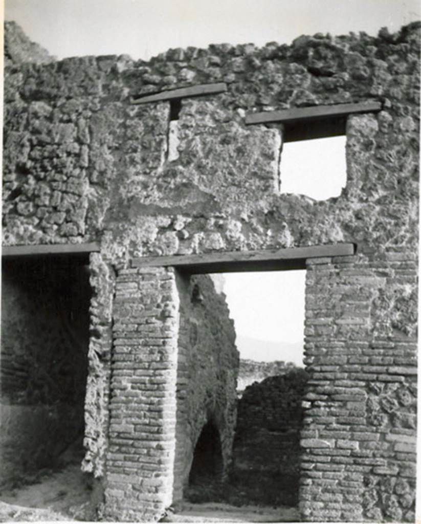 I.3.16 Pompeii. 1935 photograph taken by Tatiana Warscher. Looking south towards the entrance doorway, with windows above. 
See Warscher, T, 1935: Codex Topographicus Pompejanus, Regio I, 3: (no.32), Rome, DAIR, whose copyright it remains.  
According to Warscher, quoting Fiorelli, This was a small laundry or maybe a dyers.
