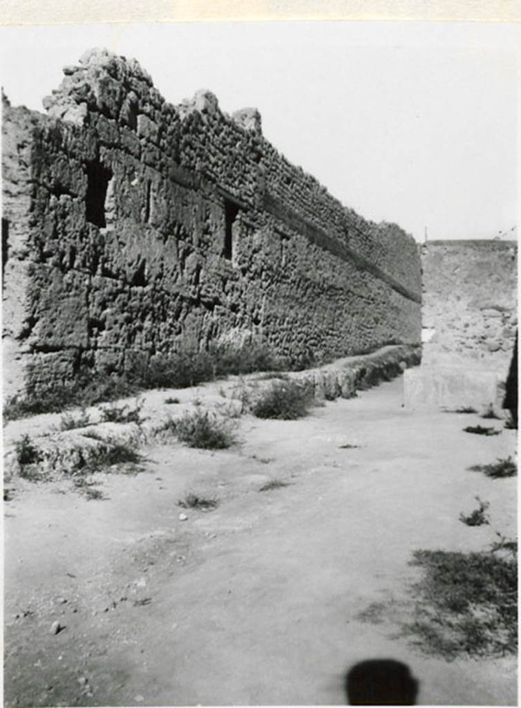 I.3.25 Pompeii. 1935 photograph taken by Tatiana Warscher. Looking north along west side of Vicolo del Citarista with the facade of I.3.25 and side wall of I.3.24.
See Warscher, T, 1935: Codex Topographicus Pompejanus, Regio I, 3: (no.56), Rome, DAIR, whose copyright it remains.  
According to Warscher, the walls of houses I.3.25 and 24 merited a special study since they represented examples of almost every kind of masonry known in Pompeii from the earliest to the latest. The various types of window also deserved attention.
