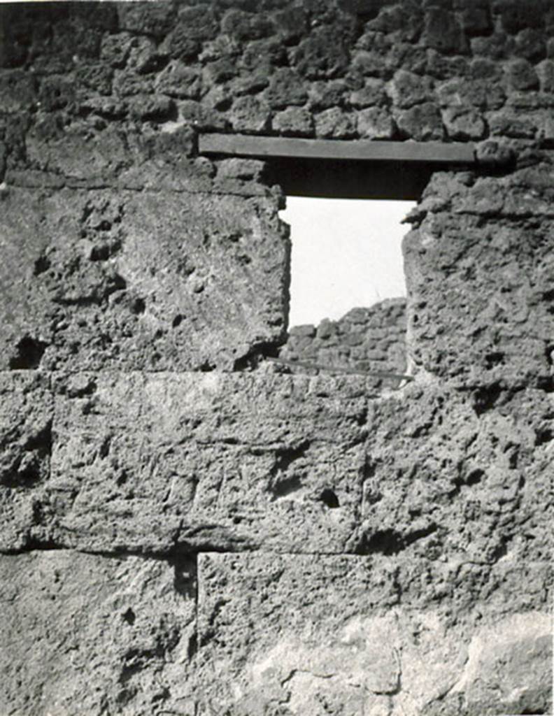 I.3.25 Pompeii. 1935 photograph taken by Tatiana Warscher. Façade of I.3.25 showing window.
See Warscher, T, 1935: Codex Topographicus Pompejanus, Regio I, 3: (no.59), Rome, DAIR, whose copyright it remains.  
