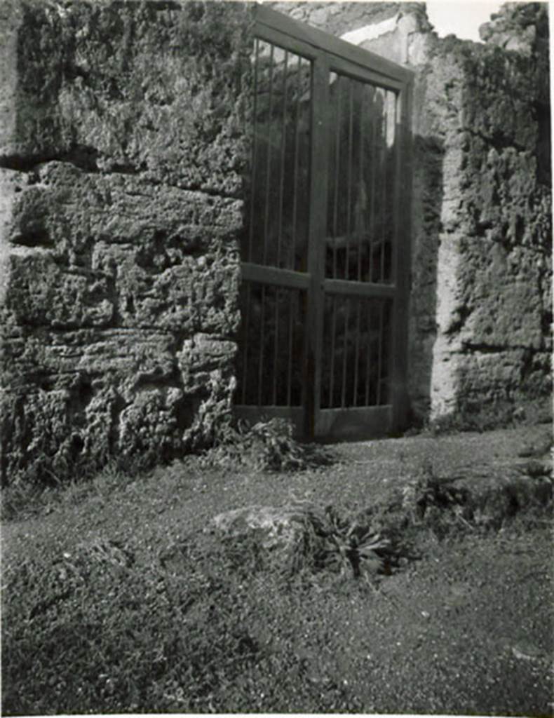 I.3.25 Pompeii. 1935 photograph taken by Tatiana Warscher. Looking north towards entrance doorway.
See Warscher, T, 1935: Codex Topographicus Pompejanus, Regio I, 3: (no.60a), Rome, DAIR, whose copyright it remains.  
