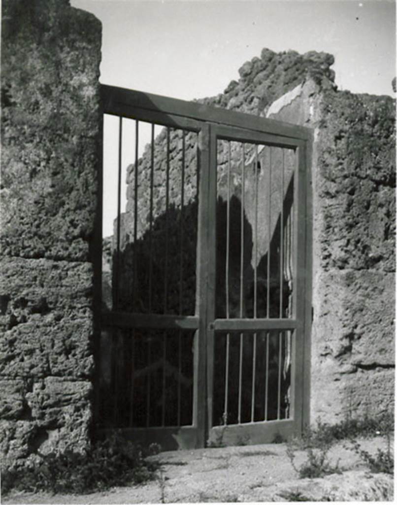 I.3.25 Pompeii. 1935 photograph taken by Tatiana Warscher. 
Looking towards the entrance doorway, and the remains of the painted decoration on the north wall of the entrance corridor.
According to Warscher, found near to the entrance was the electoral programma –
L . CEIVM . SECVNDVM          CAPE
                                                                         LLA.ROG
See Warscher, T, 1935: Codex Topographicus Pompejanus, Regio I, 3: (no.60), Rome, DAIR, whose copyright it remains.  
