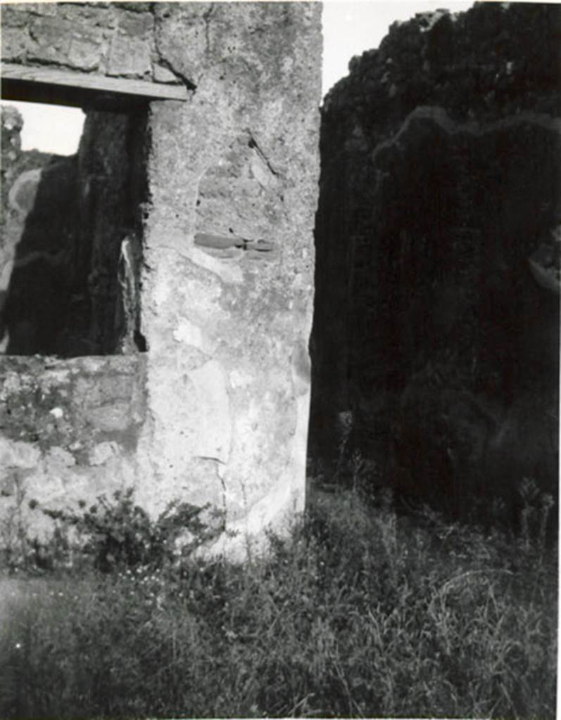 I.3.25 Pompeii. 1935 photograph taken by Tatiana Warscher. Looking towards east side of the atrium and a blocked niche. On the right is the fauces or entrance corridor.
See Warscher, T, 1935: Codex Topographicus Pompejanus, Regio I, 3: (no.62), Rome, DAIR, whose copyright it remains.  
