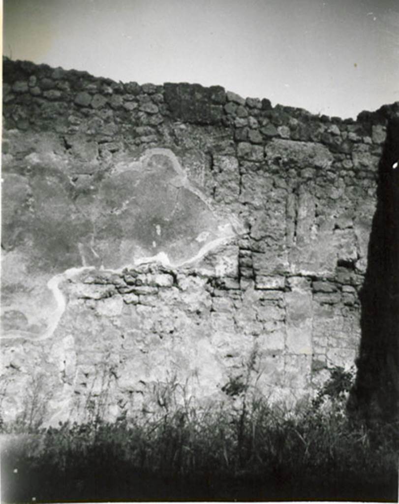 I.3.25 Pompeii. 1935 photograph taken by Tatiana Warscher. The north wall of the atrium: the blocks of Sarno stone were placed vertically.
See Warscher, T, 1935: Codex Topographicus Pompejanus, Regio I, 3: (no.61), Rome, DAIR, whose copyright it remains.  
