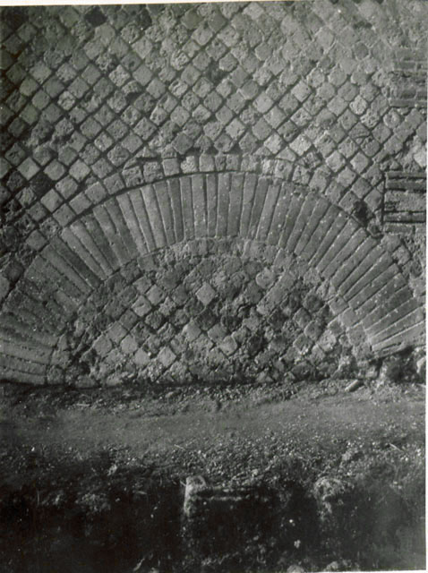 I.3.27 Pompeii.  March 2009. Small room on north side of entrance.