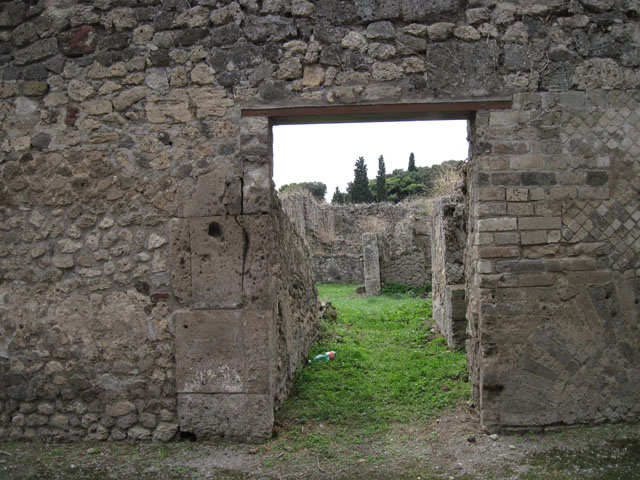 I.3.29 Pompeii.  March 2009. Entrance. Looking west towards Atrium.