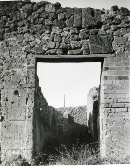 I.3.29 Pompeii.  March 2009. Doorway to Room 2. Kitchen and Latrine.