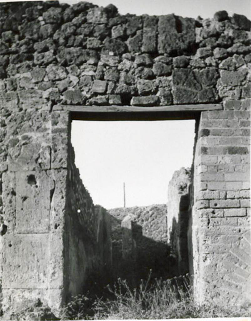 I.3.29 Pompeii. 1935 photograph taken by Tatiana Warscher. Looking west through entrance doorway.  
See Warscher, T, 1935: Codex Topographicus Pompejanus, Regio I, 3: (no.78), Rome, DAIR, whose copyright it remains.  
