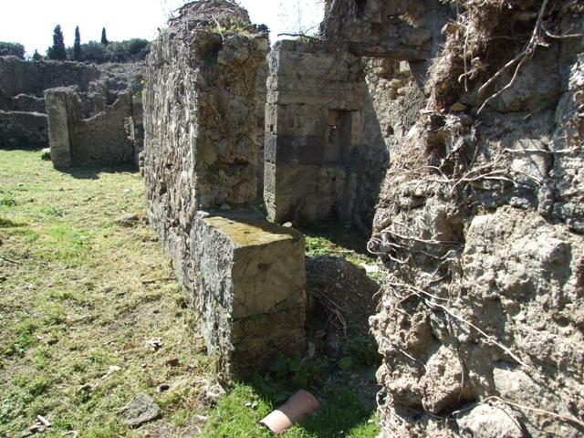 I.3.29 Pompeii.  March 2009. Room 2.  Window in East wall onto Vicolo.