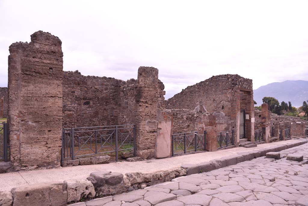 I.4.8, on left, towards I.4.1, on right, Pompeii. October 2019. Looking south-east on east side of Via Stabiana.    
Foto Tobias Busen, ERC Grant 681269 DCOR.

