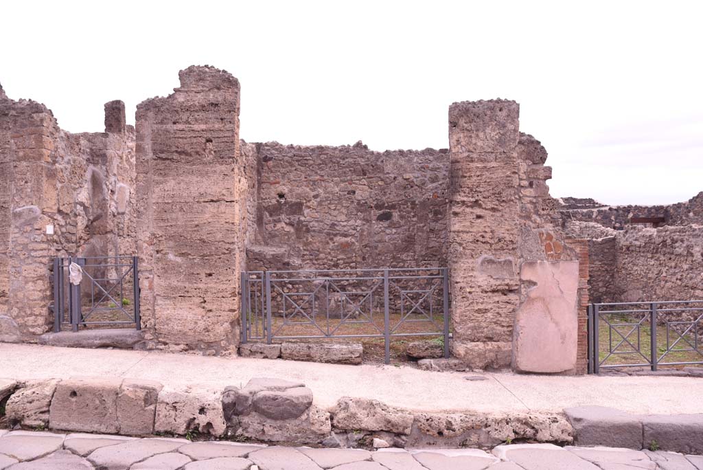 I.4.8, in centre, Pompeii. October 2019. Looking towards entrance doorways, with I.4.9, on left, and I.4.7, on right.   
Foto Tobias Busen, ERC Grant 681269 DCOR.


