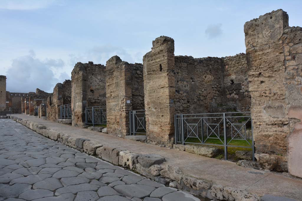 I.4.8, on right, Pompeii. March 2018. Looking north on east side of Via Stabiana from I.4.8 towards I.4.15, on left. 
Foto Tobias Busen, ERC Grant 681269 DCOR
