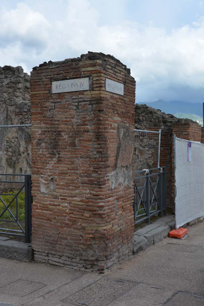 Corner pilaster between I.4.16 on Via dellAbbondanza, and I.4.15 on Via Stabiana. 
May 2019.
Foto Tobias Busen, ERC Grant 681269 DCOR.
