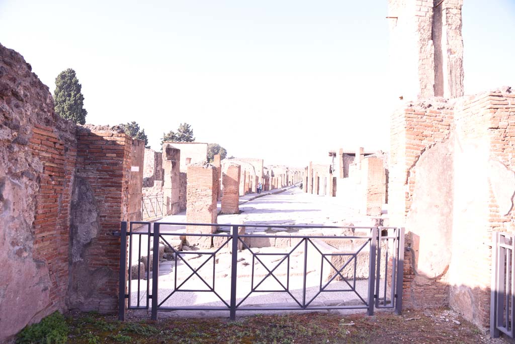 I.4.16 Pompeii. October 2019. Looking west through entrance at I.4.15 towards Via dellAbbondanza.
Foto Tobias Busen, ERC Grant 681269 DCOR.
