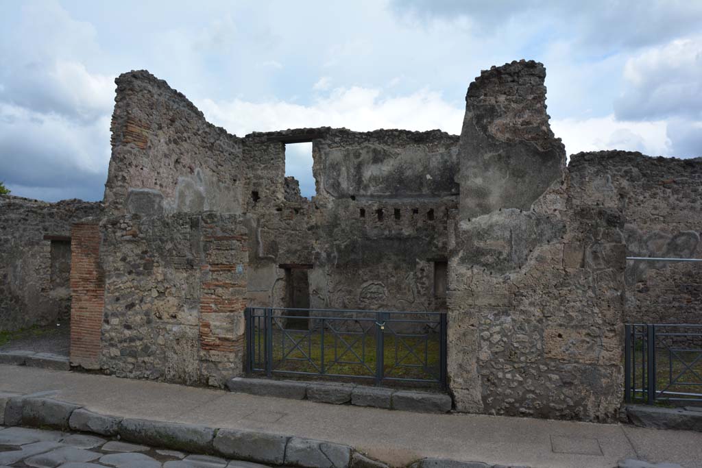I.4.18 Pompeii. May 2019. Looking south-east to entrance doorway.
Foto Tobias Busen, ERC Grant 681269 DCOR.
